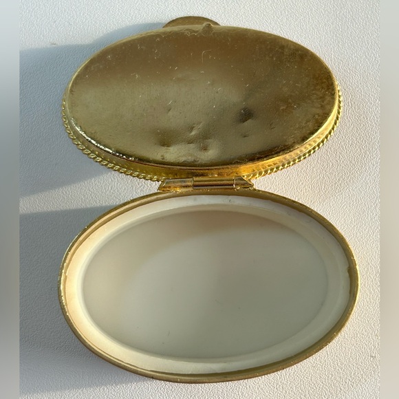 Vintage oval trinket pill box gold tone floral design faux agate gemstone - Picture 2 of 6
